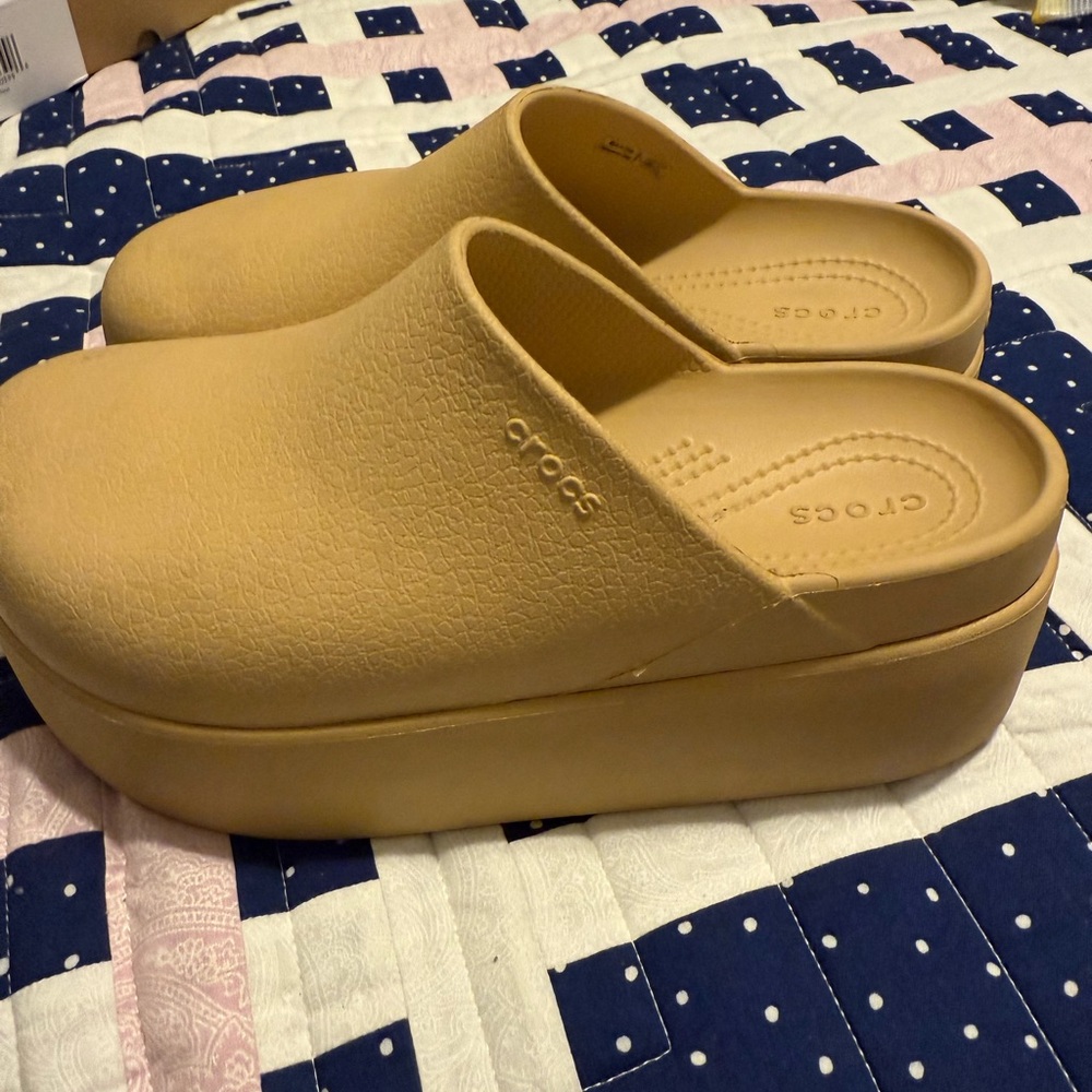 CROCS Beige Platform Clogs